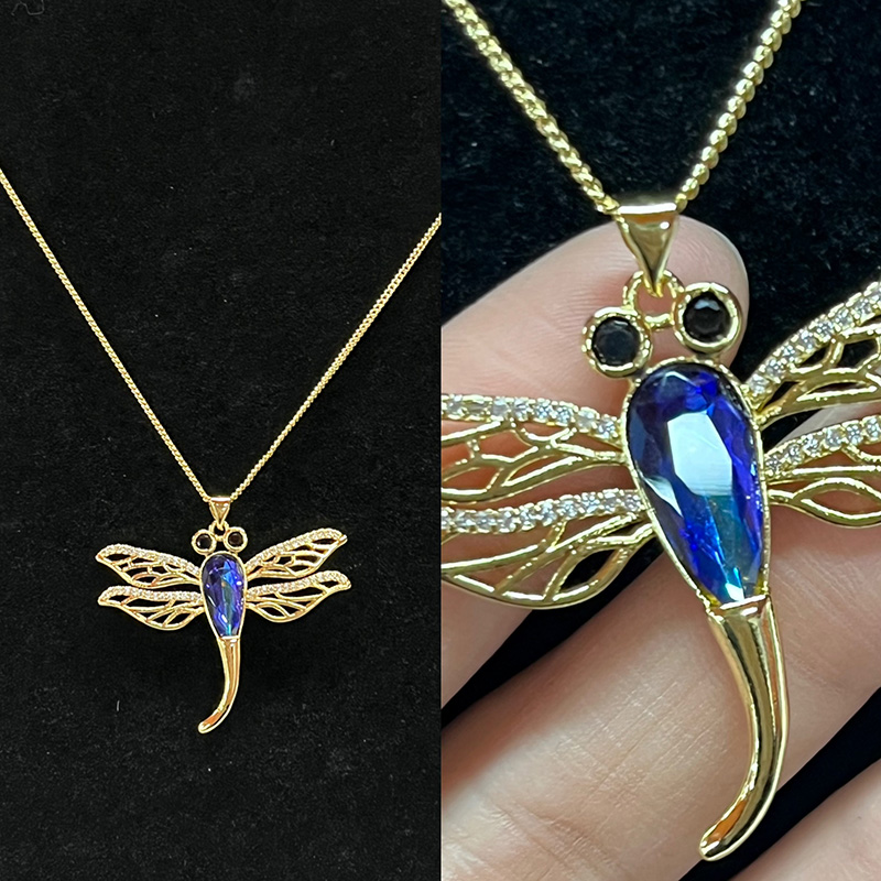 18k guld-Pläterad slända hänge halsband med blå fasetterad kristallkropp, svarta ädelstenar och filigran vingdetaljer för elegantnatur-Inspirerade smycken