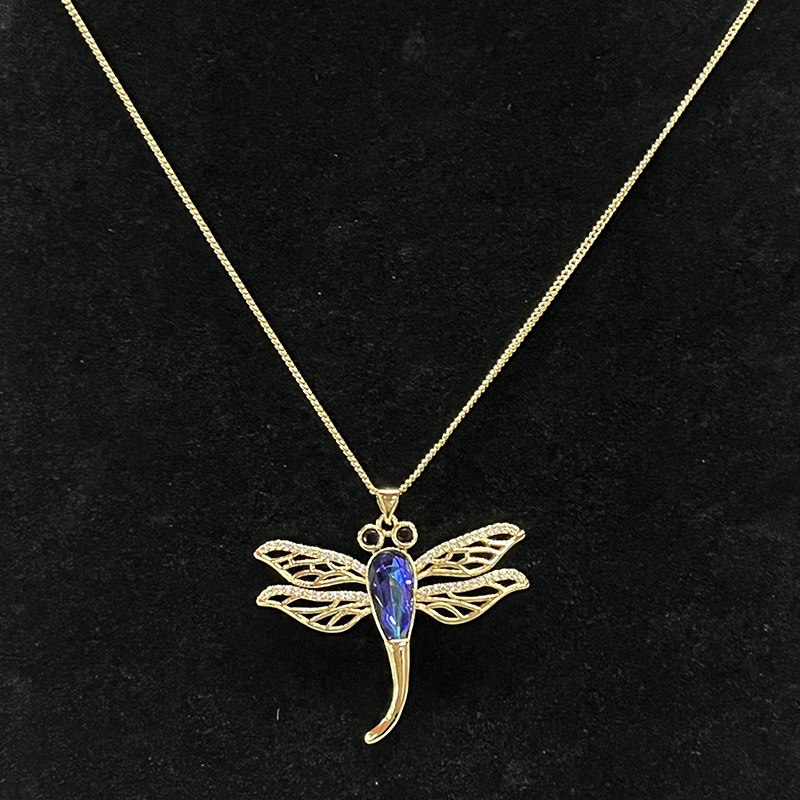 18k guld-Pläterad slända hänge halsband med blå fasetterad kristallkropp, svarta ädelstenar och filigran vingdetaljer för elegantnatur-Inspirerade smycken