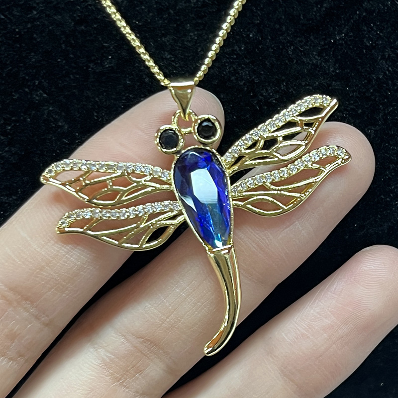 18k guld-Pläterad slända hänge halsband med blå fasetterad kristallkropp, svarta ädelstenar och filigran vingdetaljer för elegantnatur-Inspirerade smycken