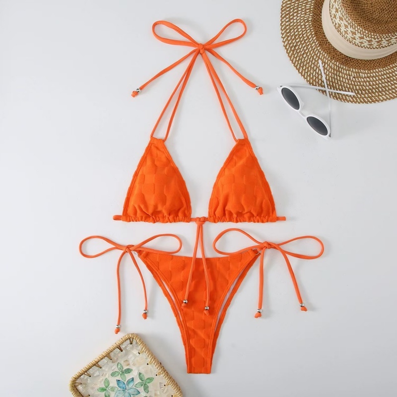 Nya 2025 europeiska och amerikanska-stil två-bit bikini baddräkter för kvinnor. Tillverkad av speciellt tyg, tillgängligt i solida färger och flera färger. Triangulär snörd och sexig design 8878 Pris:$79.99