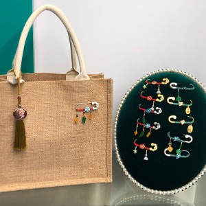 Kinesisk-stil lycklig brosch