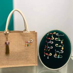 Kinesisk-stil lycklig brosch