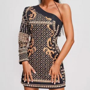 Sommaren jacquard stickad lutande axel långärmad, pärlstav smala klänningar